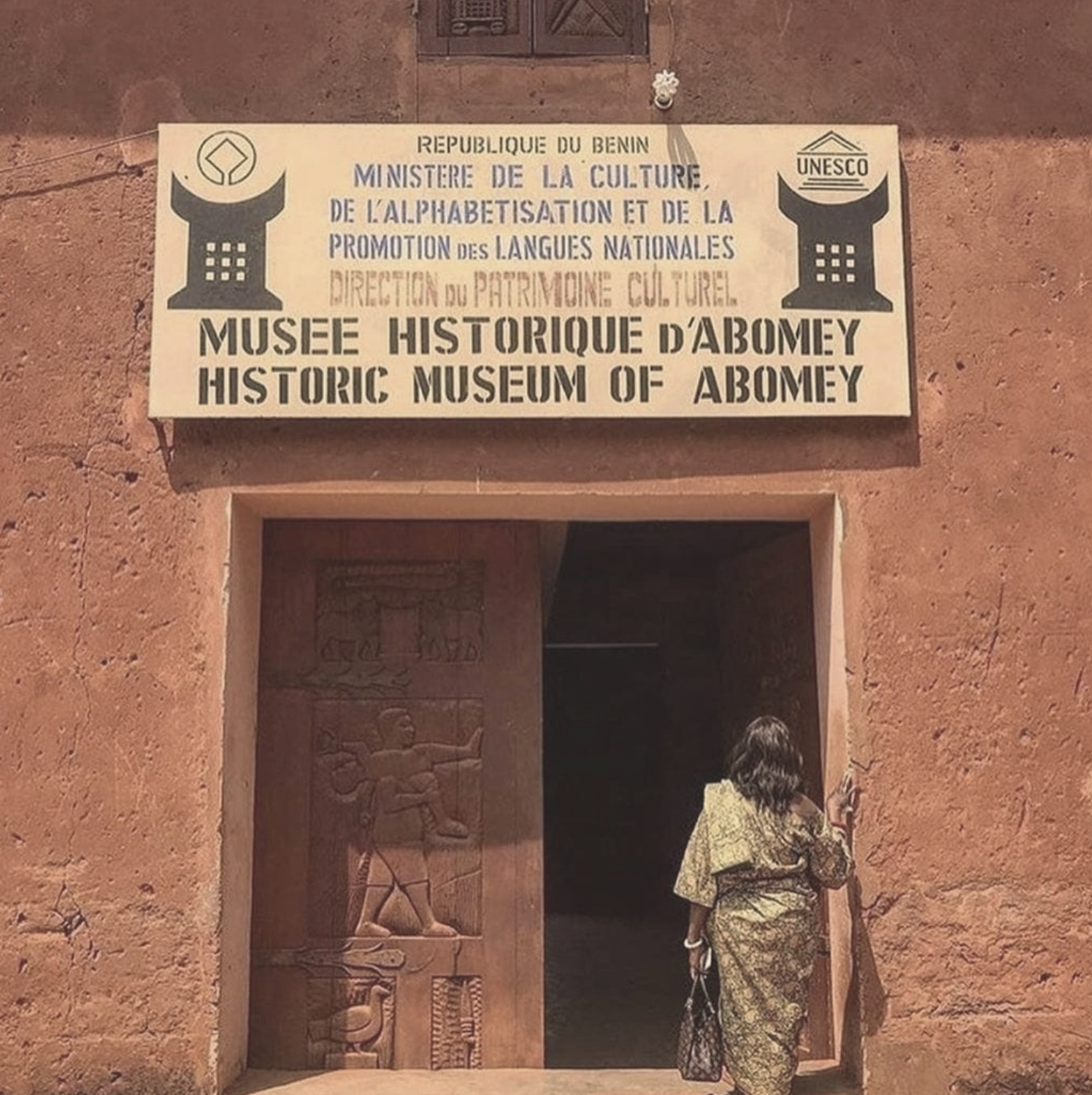 Dîner dans la cour des Agoli-Agbo. Héritiers directs des rois du Dahomey depuis 1894.